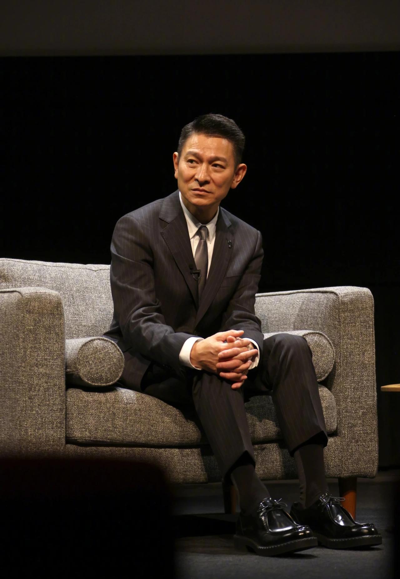 正式场合，
刘德华示范了完美的坐姿礼仪。
手该怎么摆放，腿该如何调整，
怎样在不