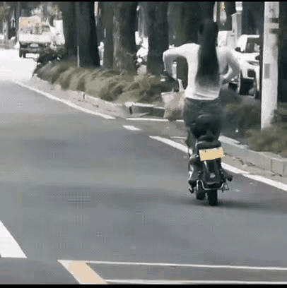 女孩子骑电动车来回摇晃，心情一定很爽。女孩和男孩一样调皮，这应该是青春荷尔蒙在作