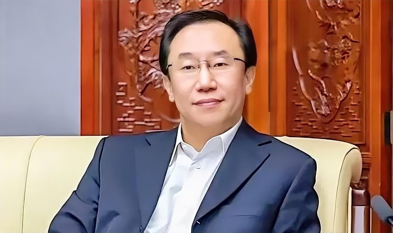 京圈大佬落马：退休不是护身符？
那天北京的天，黑得有点吓人，一道闪电劈下来，震得