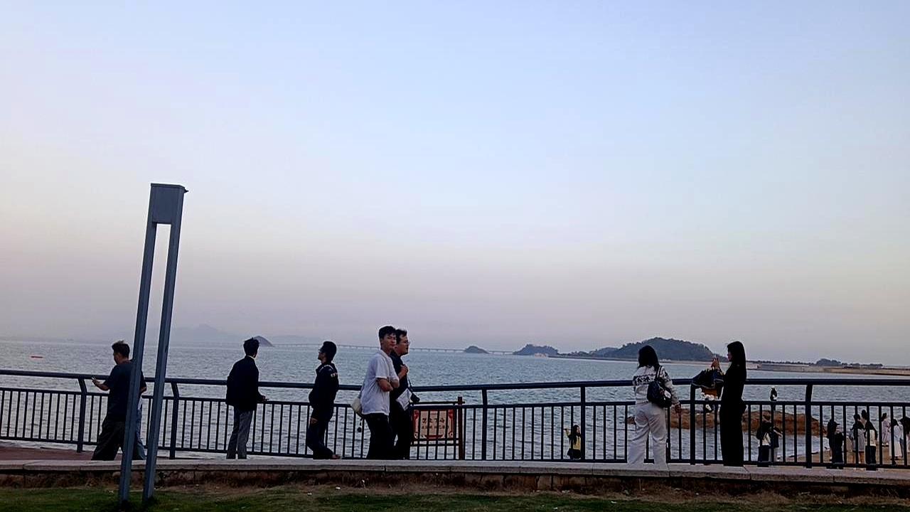 我爸妈都88了，可家里的钱，真是一点都不让我碰。
工资卡、社保卡、房产证，我和我