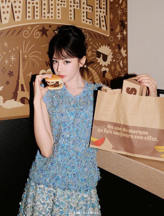 迪丽热巴时装周赛博种草官 热巴即是潮流本身！用百万级互动展现何为真正的“电子潮汐