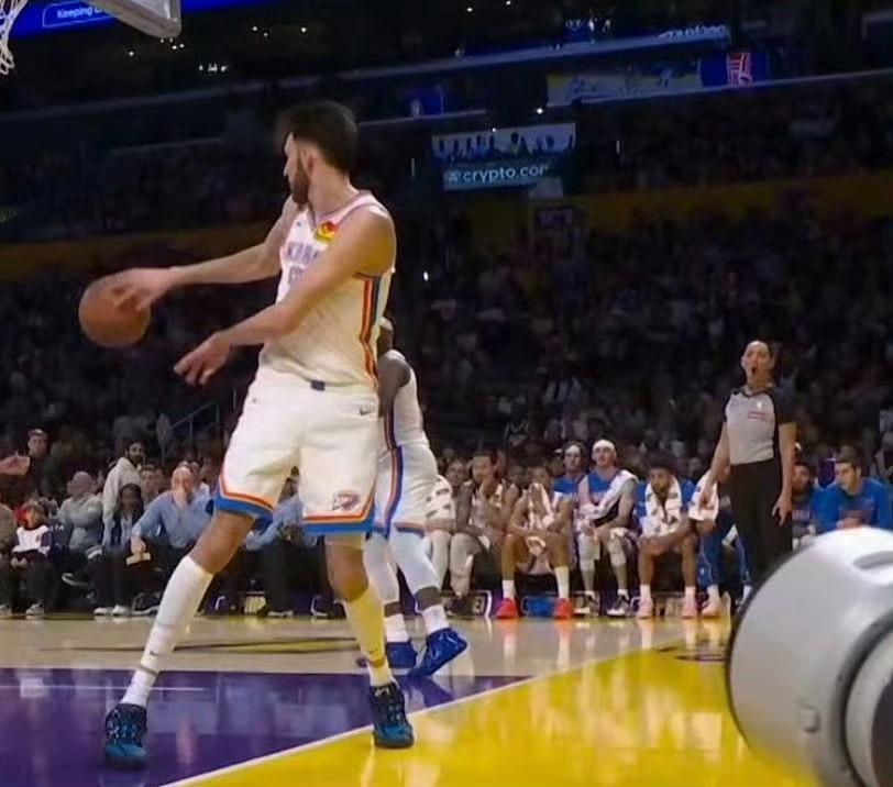 湖人想赢雷霆？想都不要想！本身两对实力就有差距，然后裁判还处处都帮着雷霆，就在眼