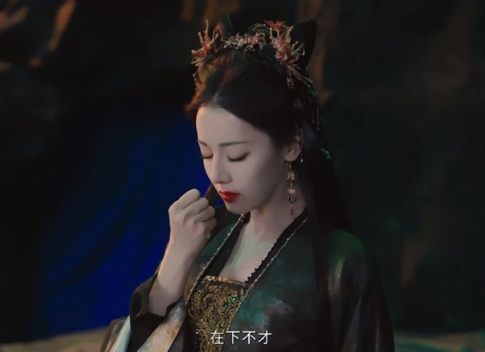 迪丽热巴首个纯坏角色迪丽热巴演白日提灯角色体验感很爽 纯坏角色演绎得淋漓尽致，既