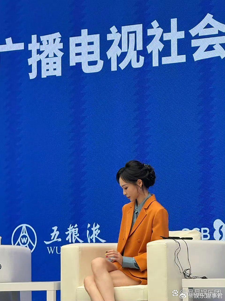 唐嫣 我那体制内的女友唐嫣今天的低盘发造型太美啦，亮眼的橘色西装套装，有一种我的