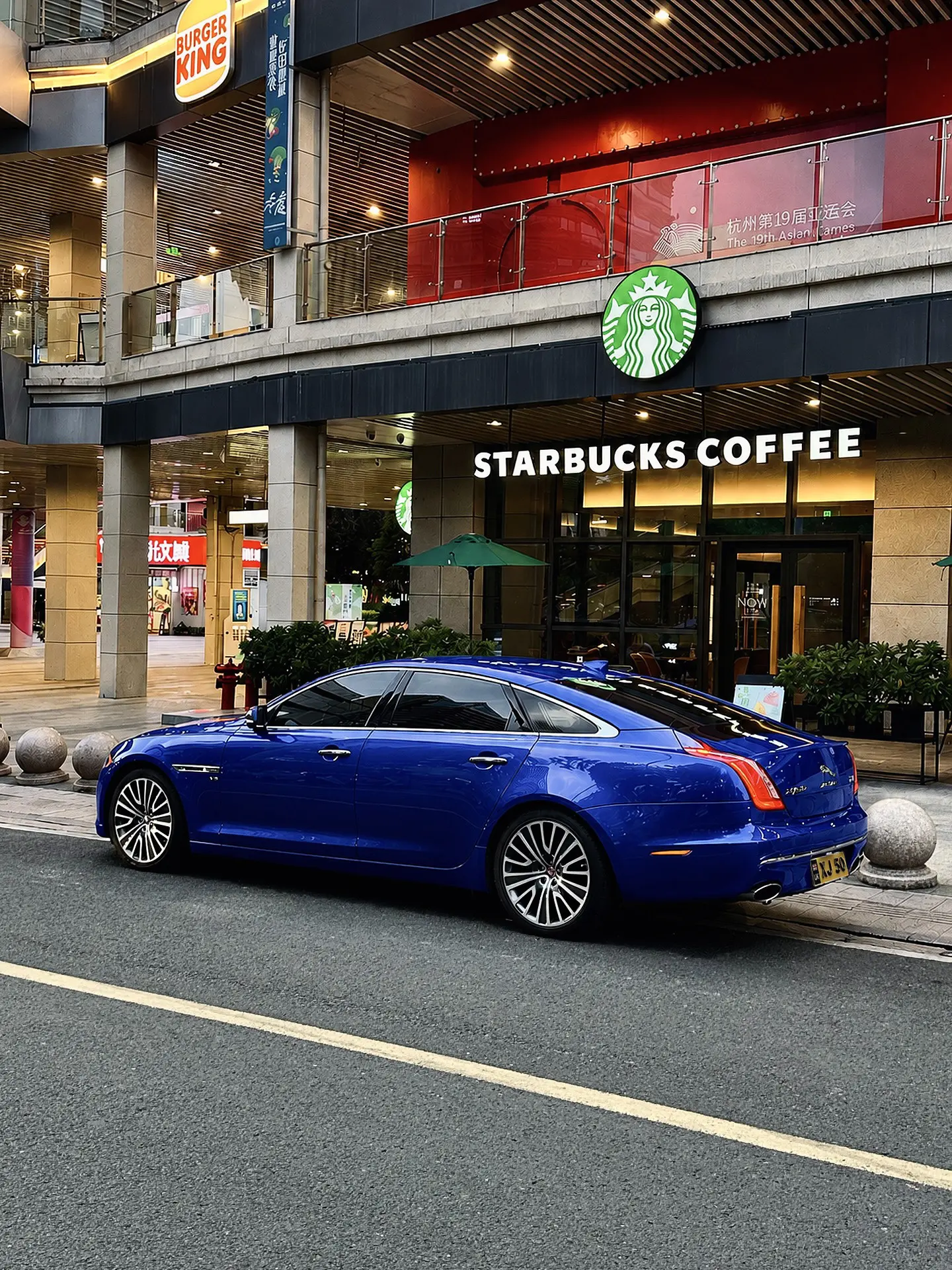 Starbucks JaguarXJ50。