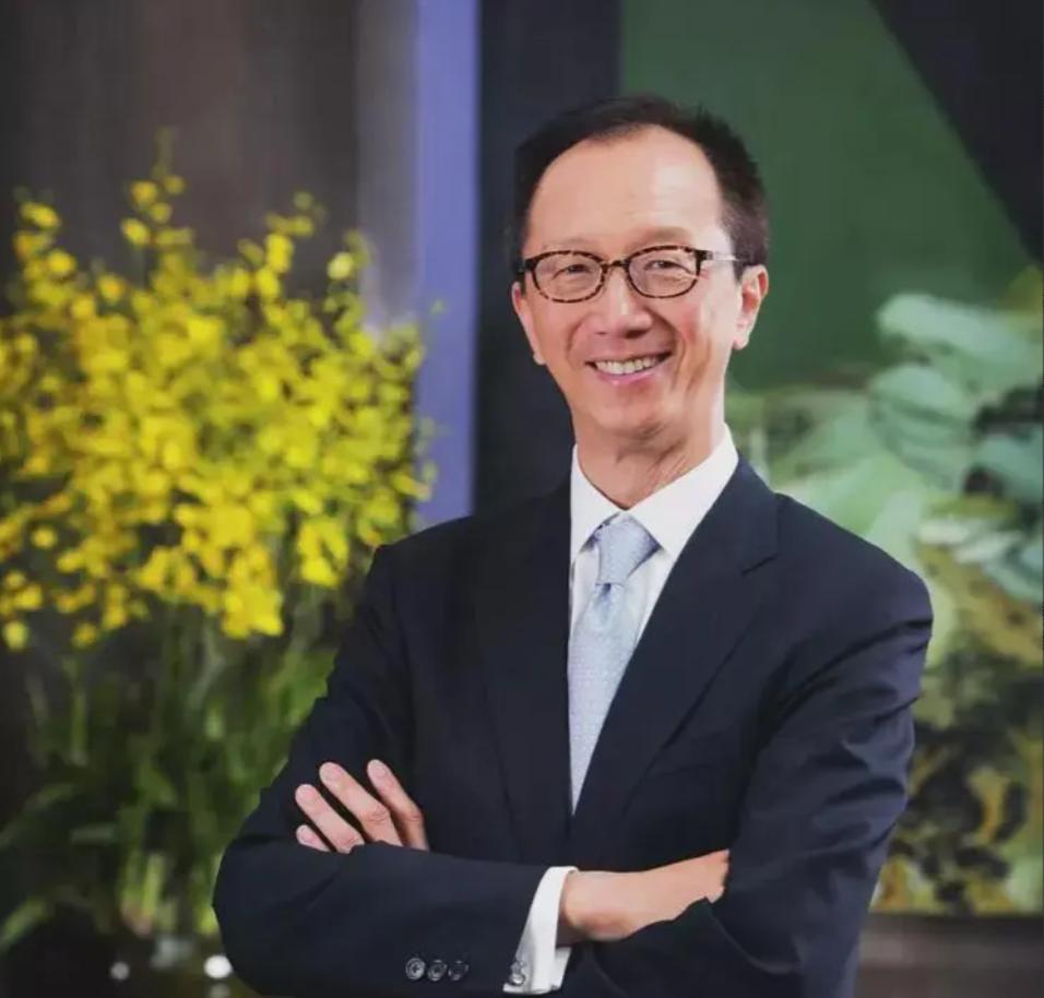 2001年，23岁伏明霞爱上49岁梁锦松，伏明霞爸爸问梁锦松：“我比你小2岁，我