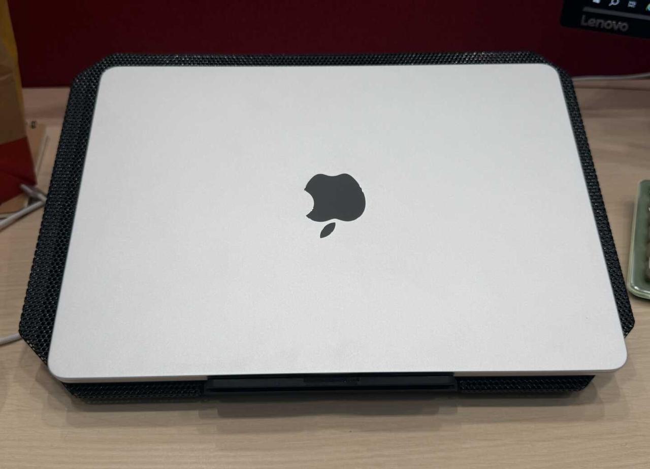 MacBook Air M3 银色16➕512G
个人出苹果笔记本电脑13寸ai