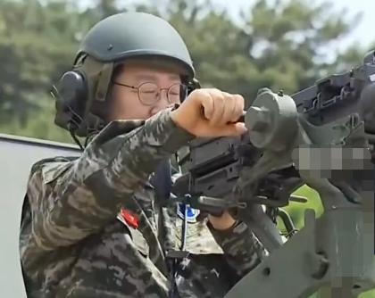 李在明一身戎装视察军队，玩了重机枪又拿起K2A1射击！

根据公开报道，韩国总统