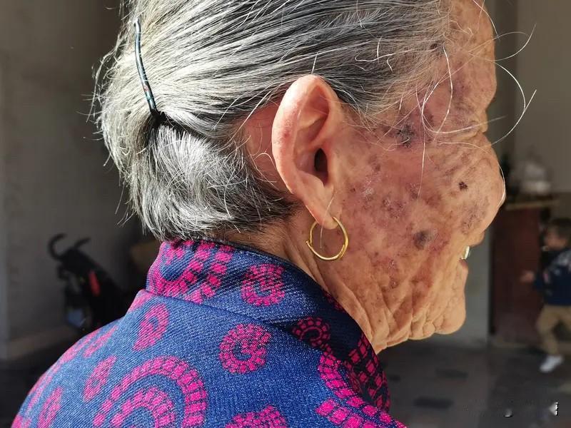 家中老人，才是一个家族最好的风水

九十岁的李老太每天清晨仍会清扫门前的街道，邻