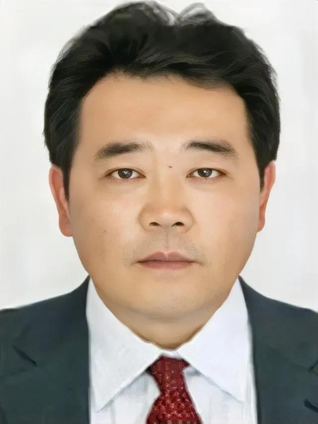 “老婆劝你投案，你就是不听；情人劝你投案，你还是不听。那么，你到底听谁的呢？”这