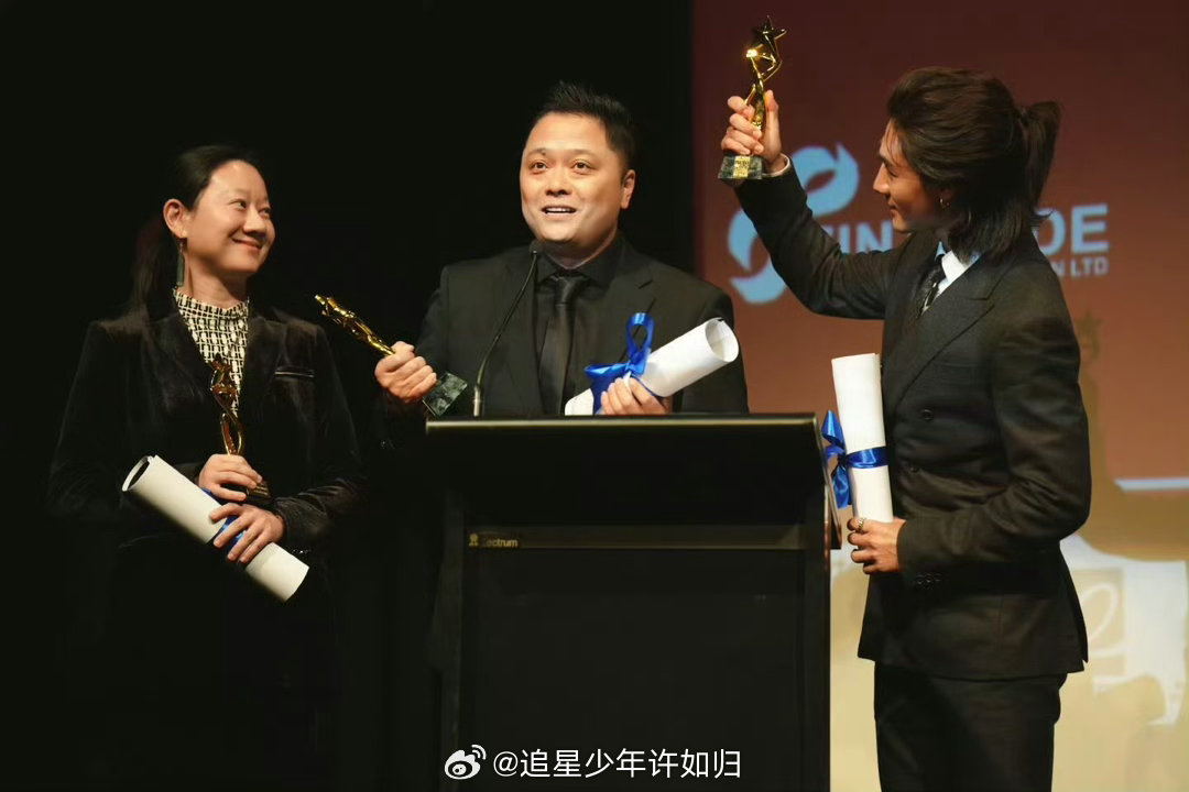 捕风追影导演穿了此沙联名T恤杨子导演穿了此沙联名T恤 杨子导演穿着此沙的联名T恤