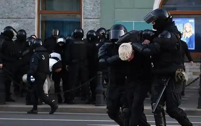 乌克兰的征兵人员现在最怕遇到什么？可能不是逃兵本身，是围观群众。
据《乌克兰真理