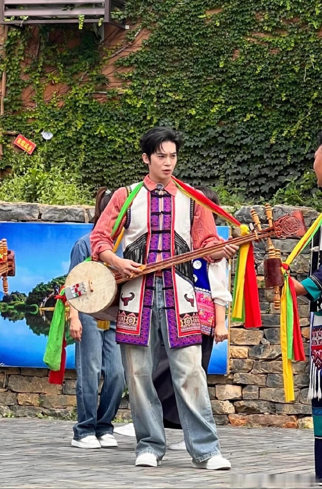 于适《山水间的家》录制路透，这衣服太有趣了 ​​​