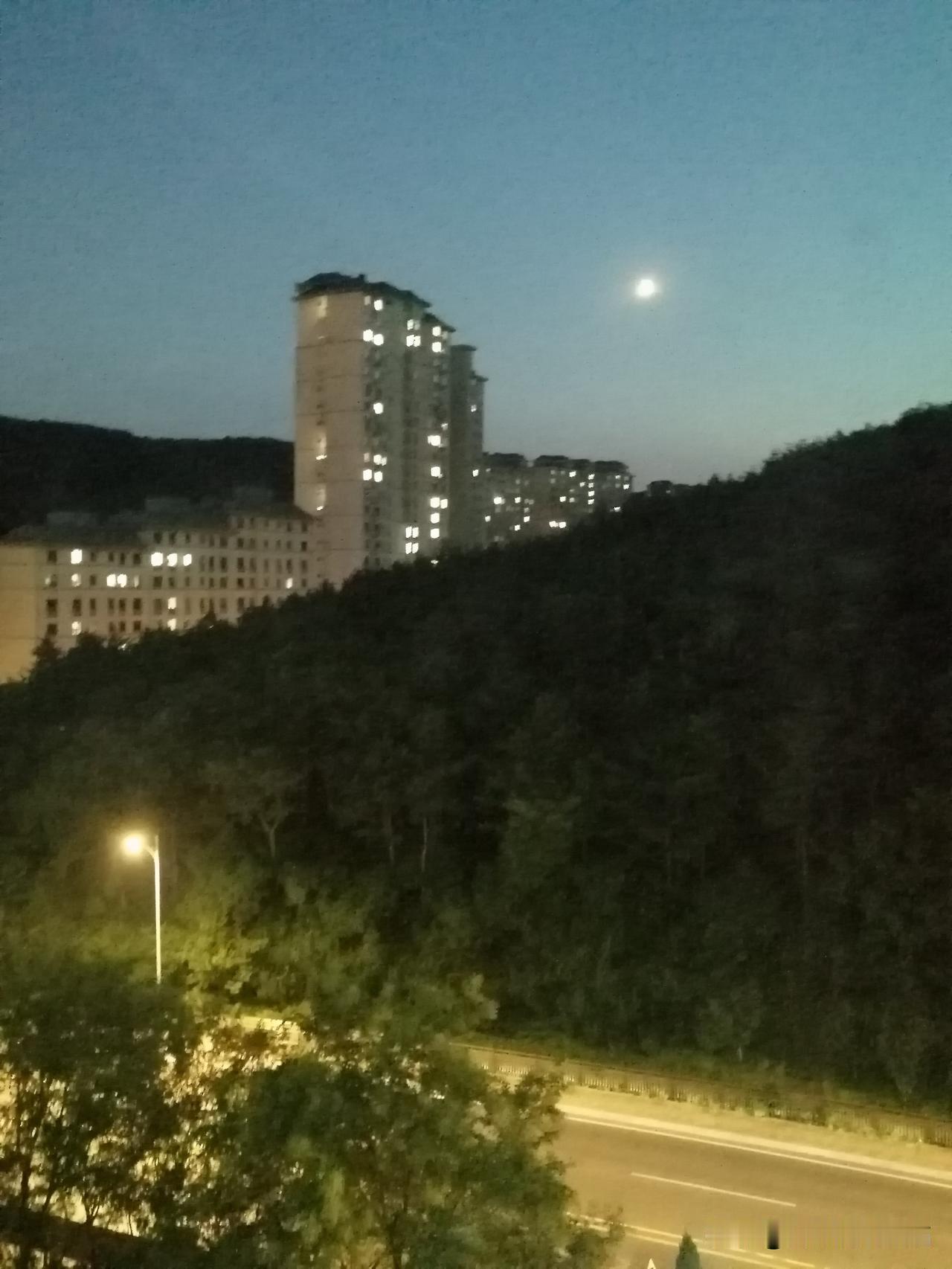 谢师兄欣赏赞美，确实很美[握手][祈祷][送自己一朵花][庆祝]