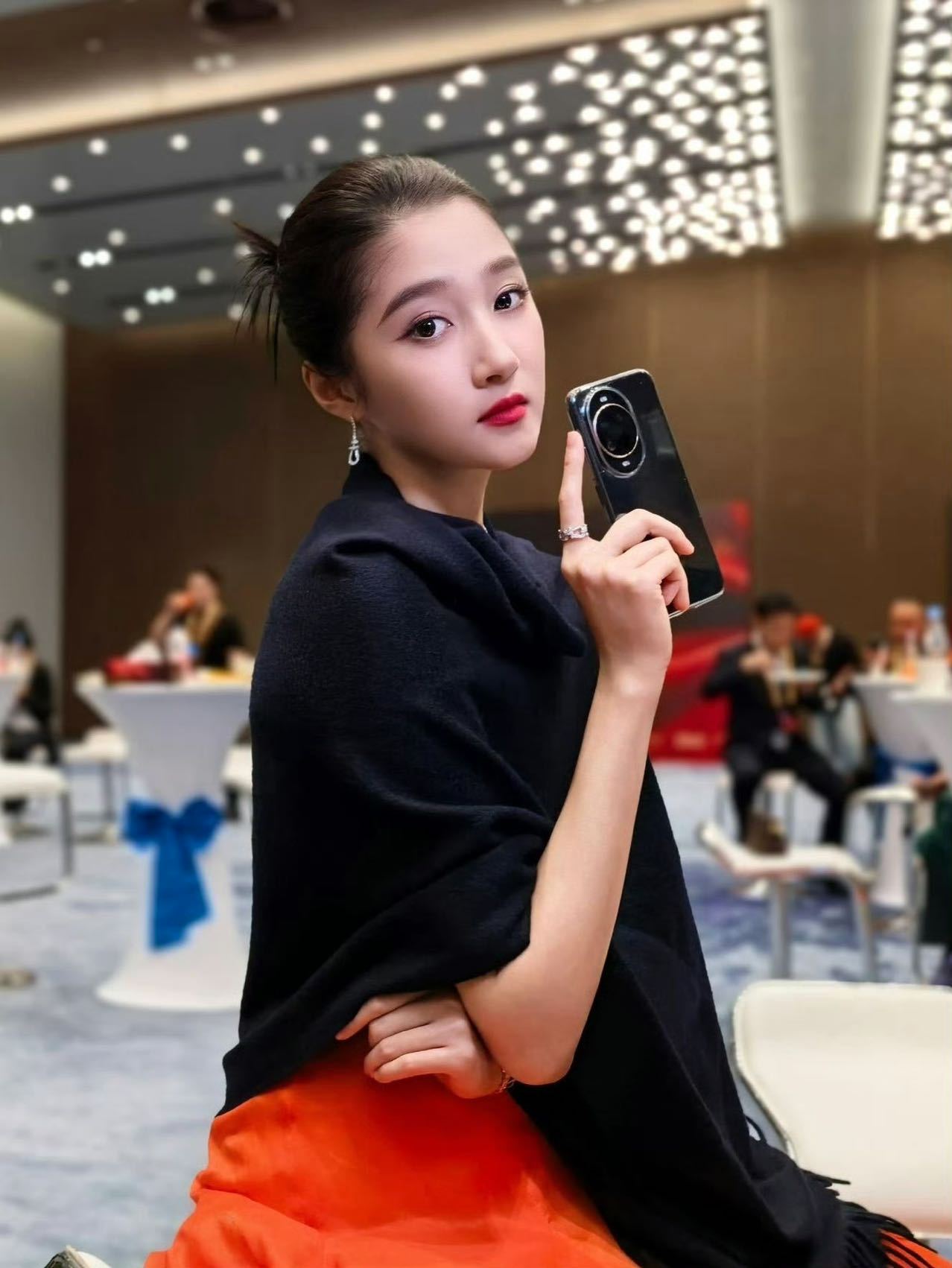 暗处方显骨相真功！昏昧光线里，她的头骨如卵石般完美，鼻梁似玉簪斜插，连颧弓都长成