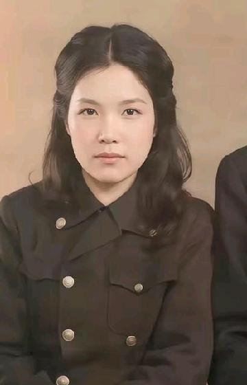 周希汉中将的夫人周璇，原名柴英，1919年生于山西万荣，晚年在北京安然辞世。她毕