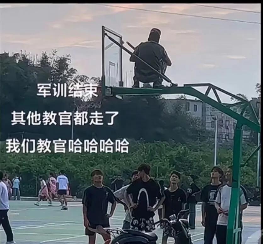 军训结束了  为教官送行！！！！