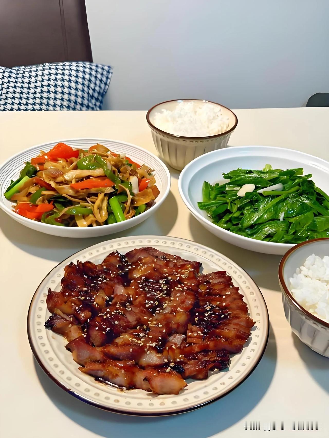 你们会笑话每天带饭上班的人吗?完全不会！带饭上班不仅不应该被笑话，反而是值得尊重