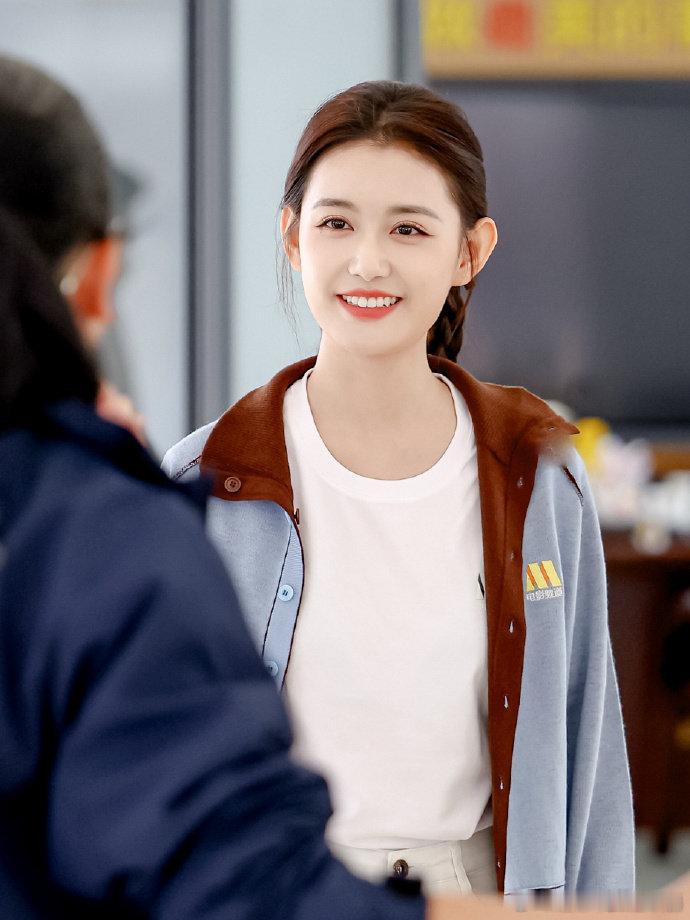 星辰大海开营仪式被蒋依依暖到了！作为班长发言，既提过往努力又盼未来三天，活人感拉