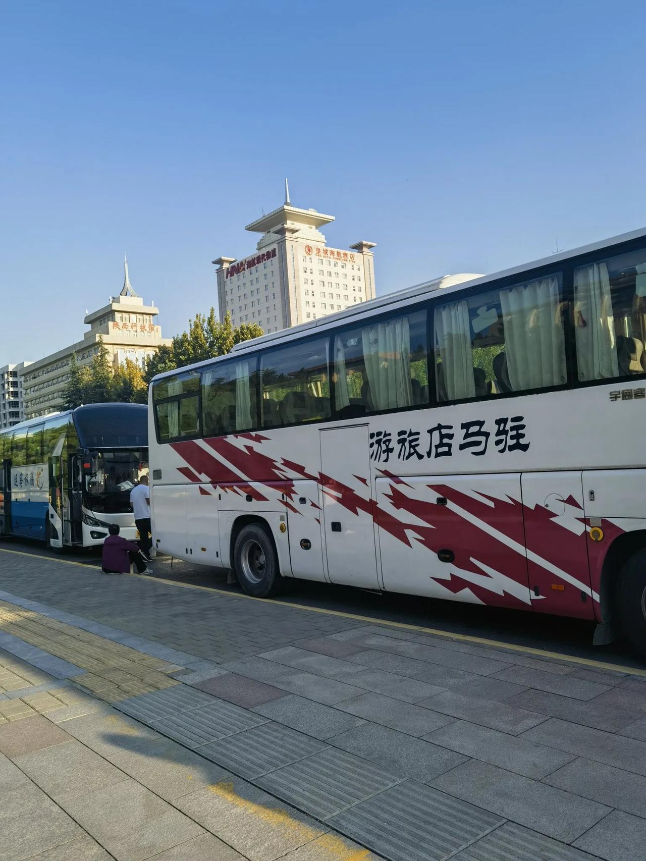 路遇新城广场停放数十辆大型旅游车辆，有山西的，山东的，河南驻马店、济源的、还有河