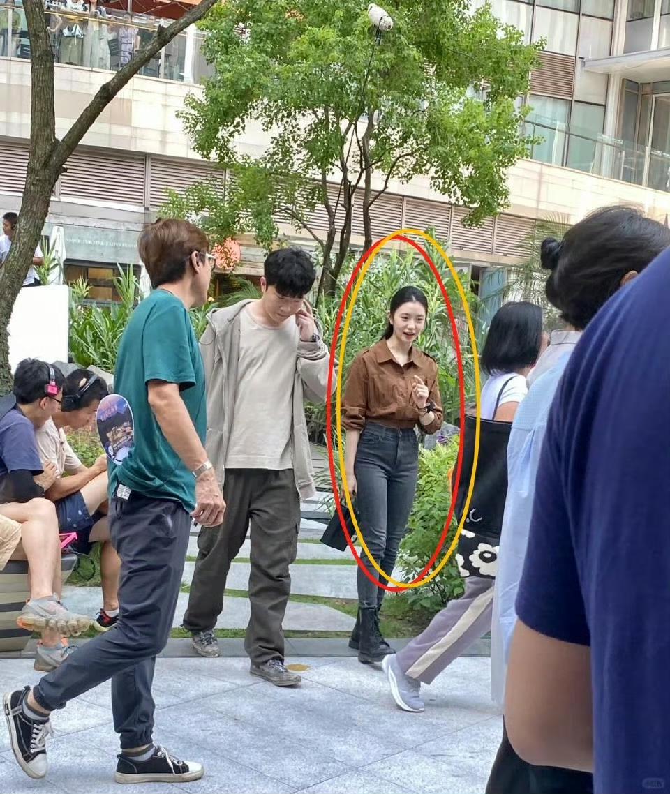 刘浩存的身体比例也太黄金分割了！ 那双笔直的大长腿配上纤细的腰身，站在那里就像被