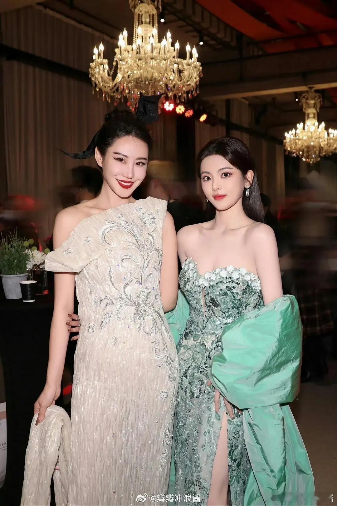 终于理解神颜了，合照一对比就看出来了 ​​​