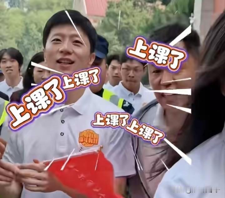 不止刘国梁，不少球迷都感慨，马龙现身北体大开学典礼，真的太接地气！
 
他身着简