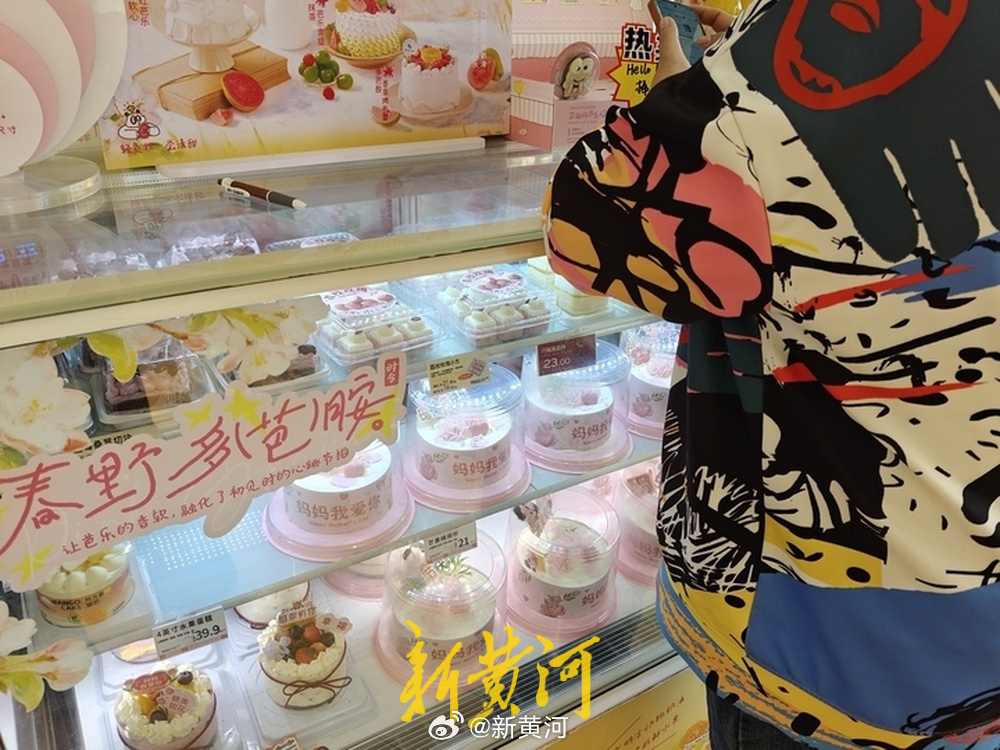 【#济南母亲节相关礼品店爆单#：鲜花店外骑手排队取单超20分钟，有蛋糕店迎“订单