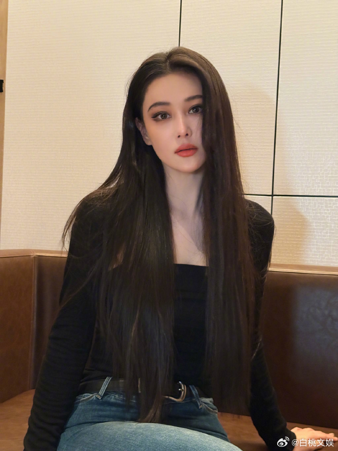 张馨予公开表示自己也觉得像布偶猫，眉眼间的柔和感与布偶猫的娇憨模样呼应，展现松弛