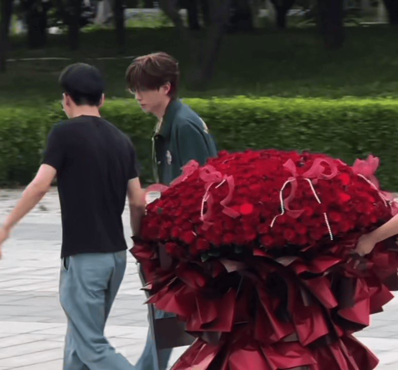 当何浩楠给鹭卓递上玫瑰 何浩楠给鹭卓的送考礼物，从零食到团花到捧花到999朵玫瑰