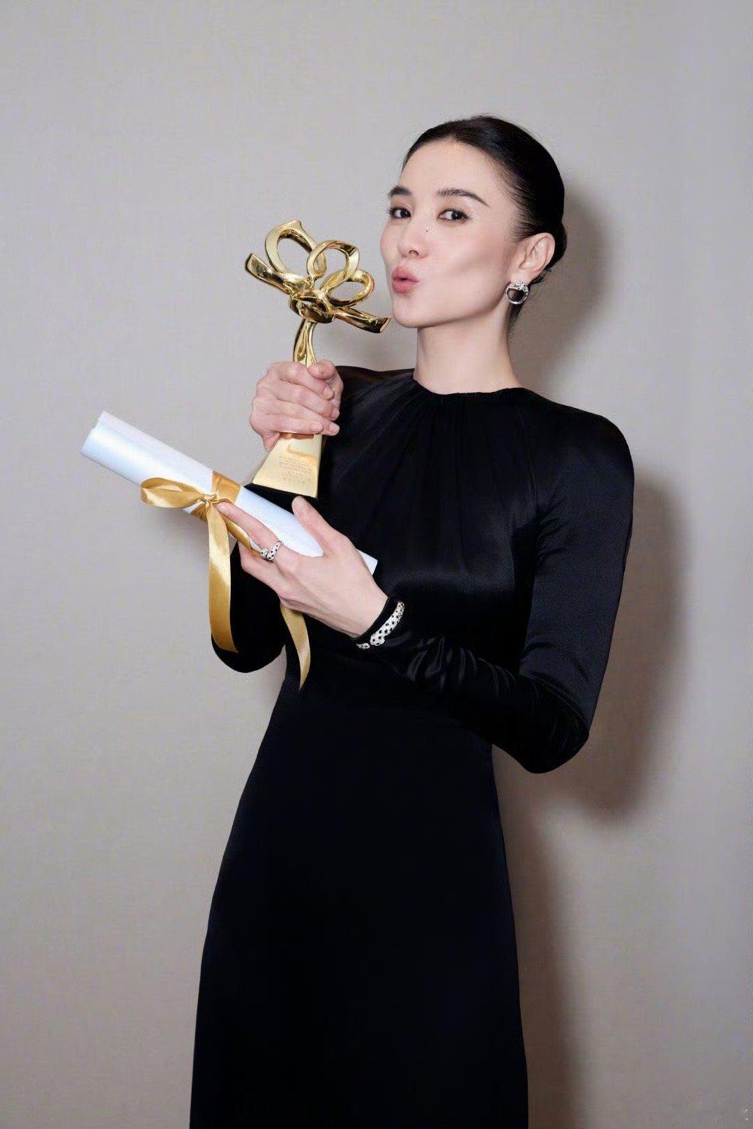宋佳恭喜1米73大美女谁懂宋佳有种体制内的那种感觉 祝贺得奖 山花烂漫时真的是很