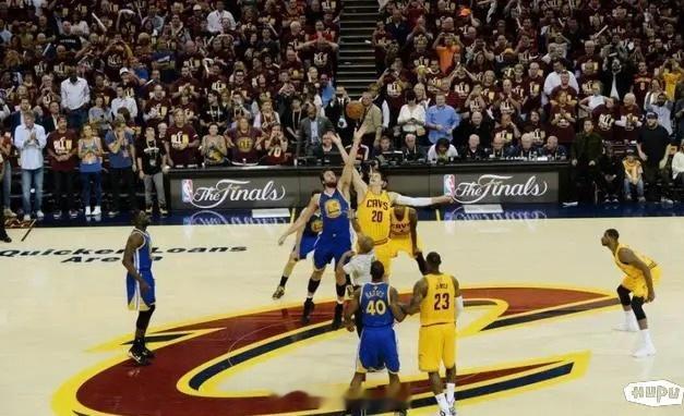 为什么老詹15年率领的“绝地七武士”被勇士击败，却没有被批评，而是收到了无数鲜花