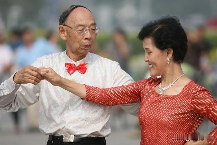 李女士爱跳交谊舞，她的舞伴是年过六十的退休干部王大爷。某天俩人又在公园里伴奏了音