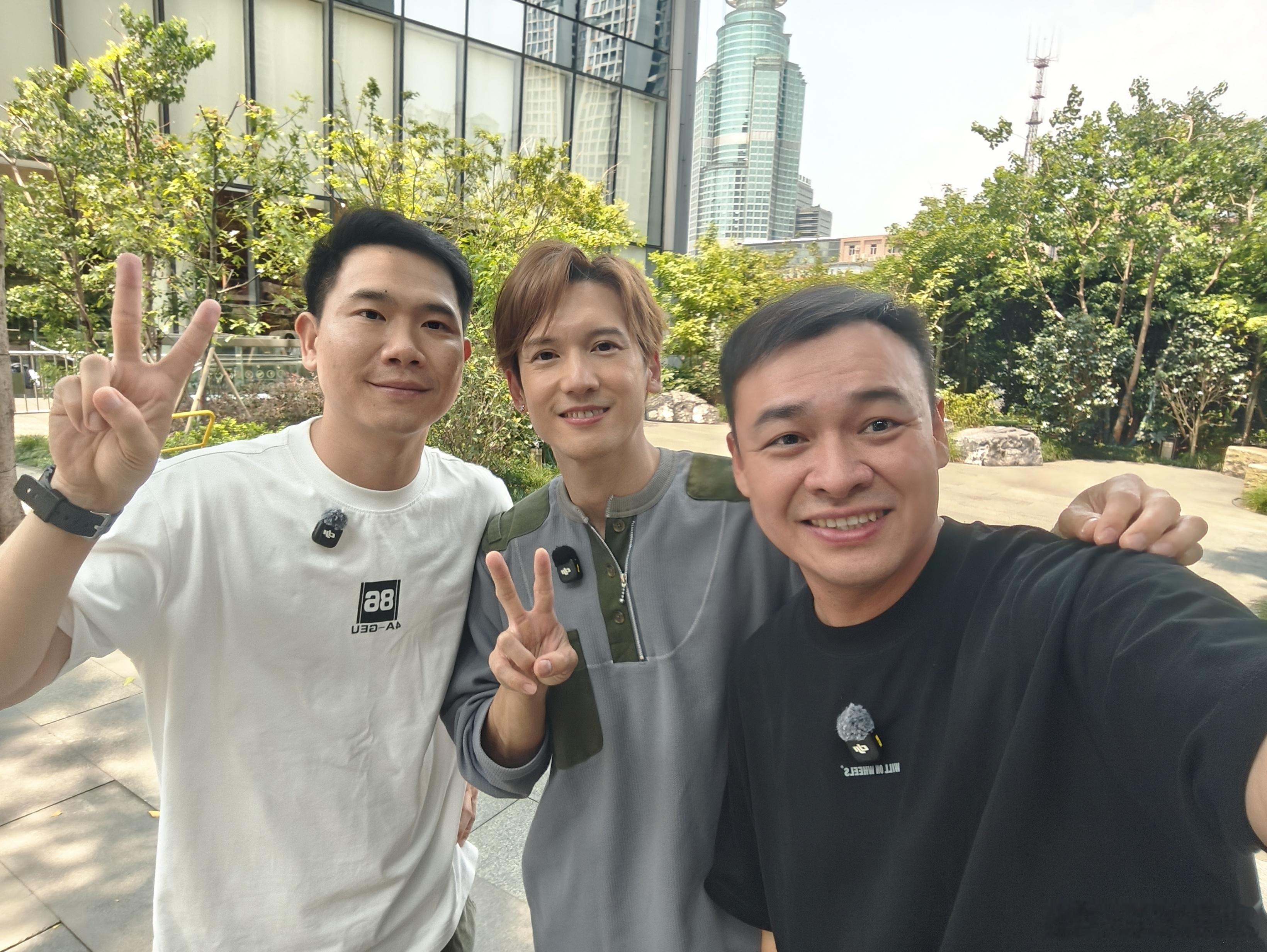 近距离睇，都好想讲句，关智斌真系好靓仔，完全唔似46岁！开心，正啊！ 