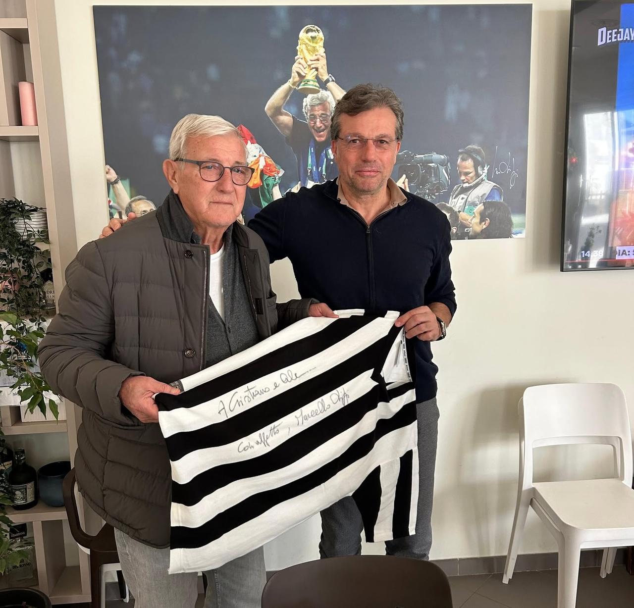 许久未见的琼托利，是不是瘦了？

琼托利造访了维亚雷焦俱乐部。除了观看球队训练外