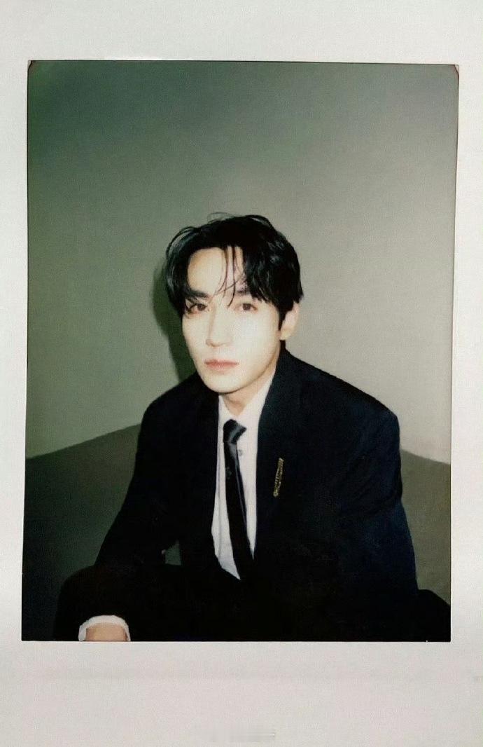 龙哥的湿发造型明明是禁欲系男神的标配好吗？！那些说普通的，怕不是近视没戴眼镜吧~