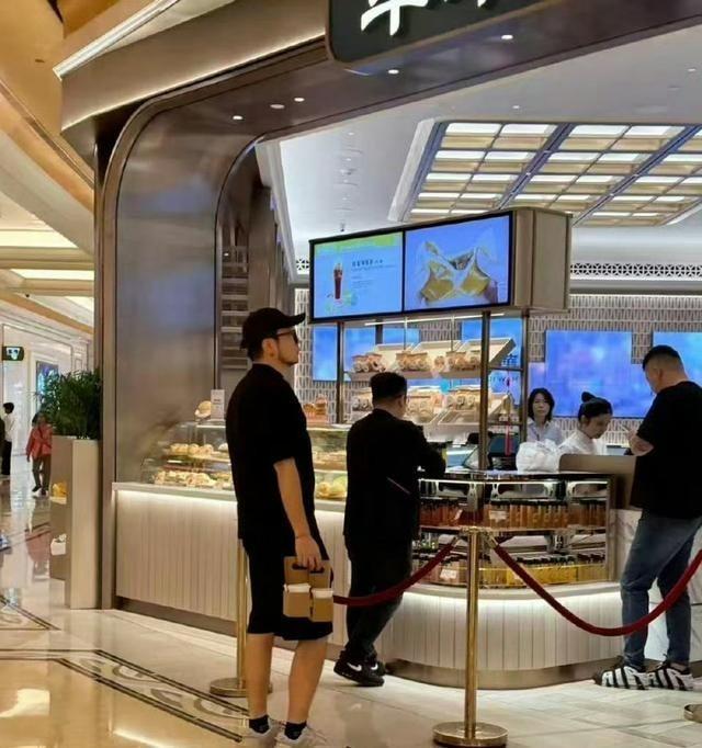 澳门偶遇肖战吃饭？纯属误会，其实是他助理大波和造型师张清俊在外吃饭，肖战本人没出