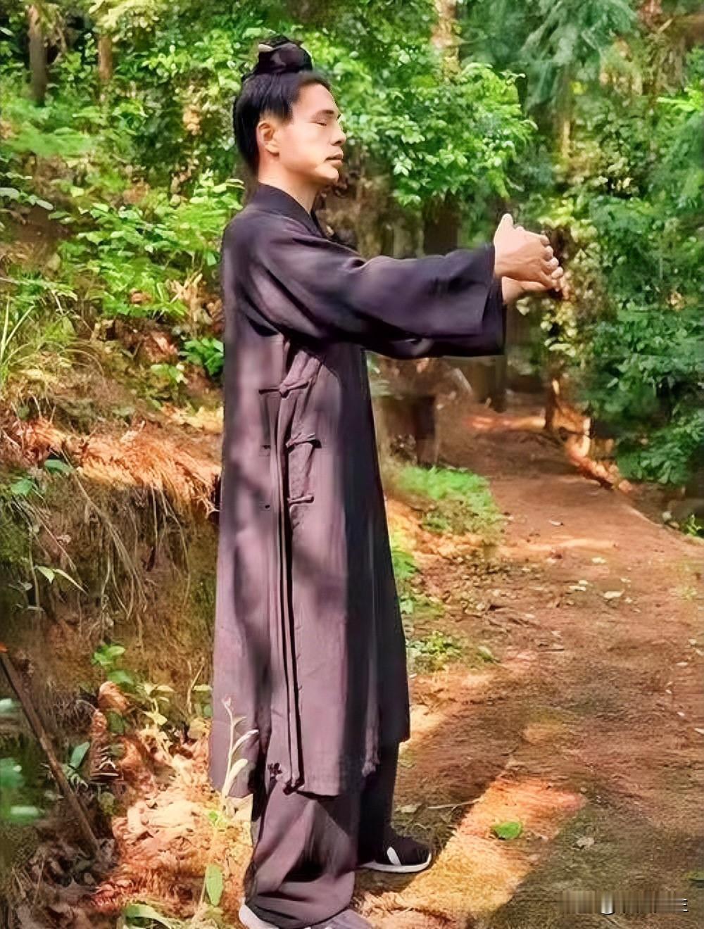 站桩，真的有那么神吗？

网上有人骂站桩纯纯浪费时间，也有人吹得神乎其神，说能治
