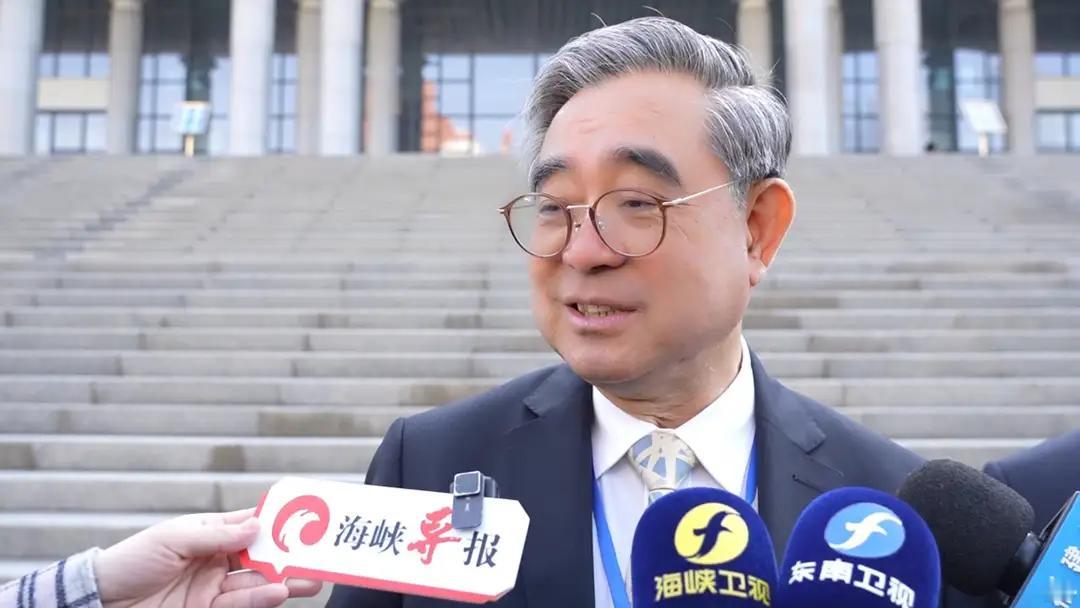 吴成典说，“30年前，我来大陆的第一场演讲就是在厦门，那时说金门厦门‘门对门’。