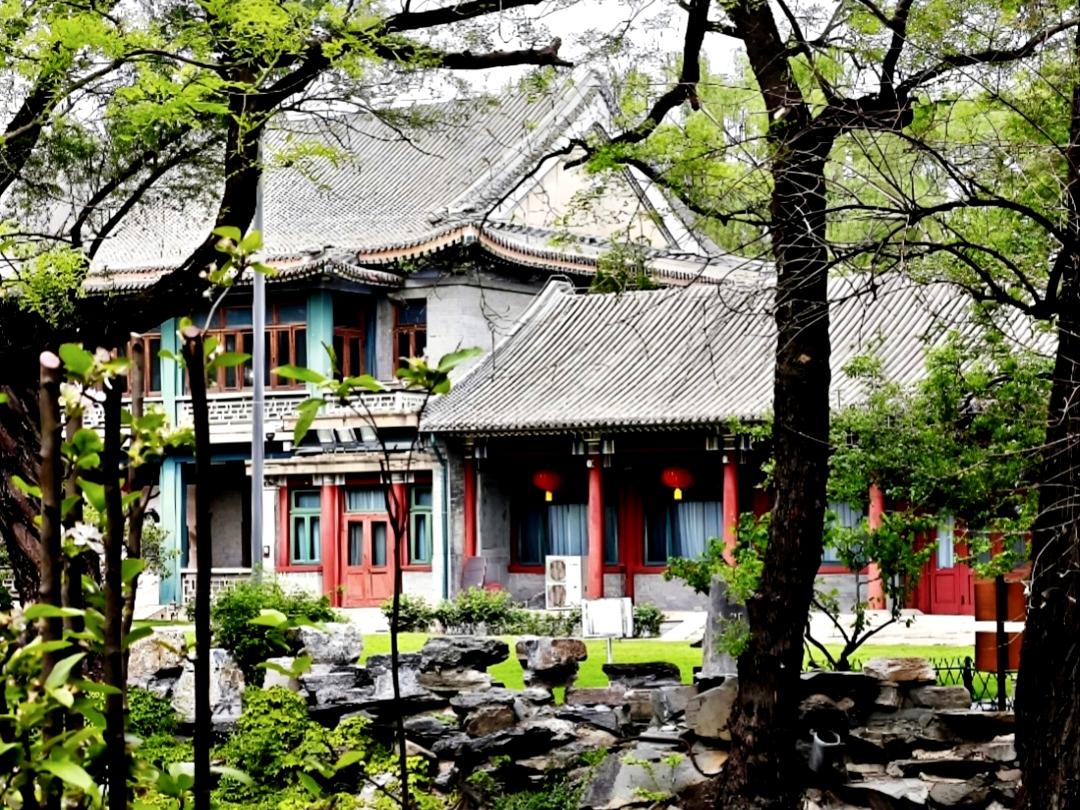 北京后海原醇亲王府，一分两院。西院是对外开放的宋庆龄故居，东院是溥仪出生地，中间