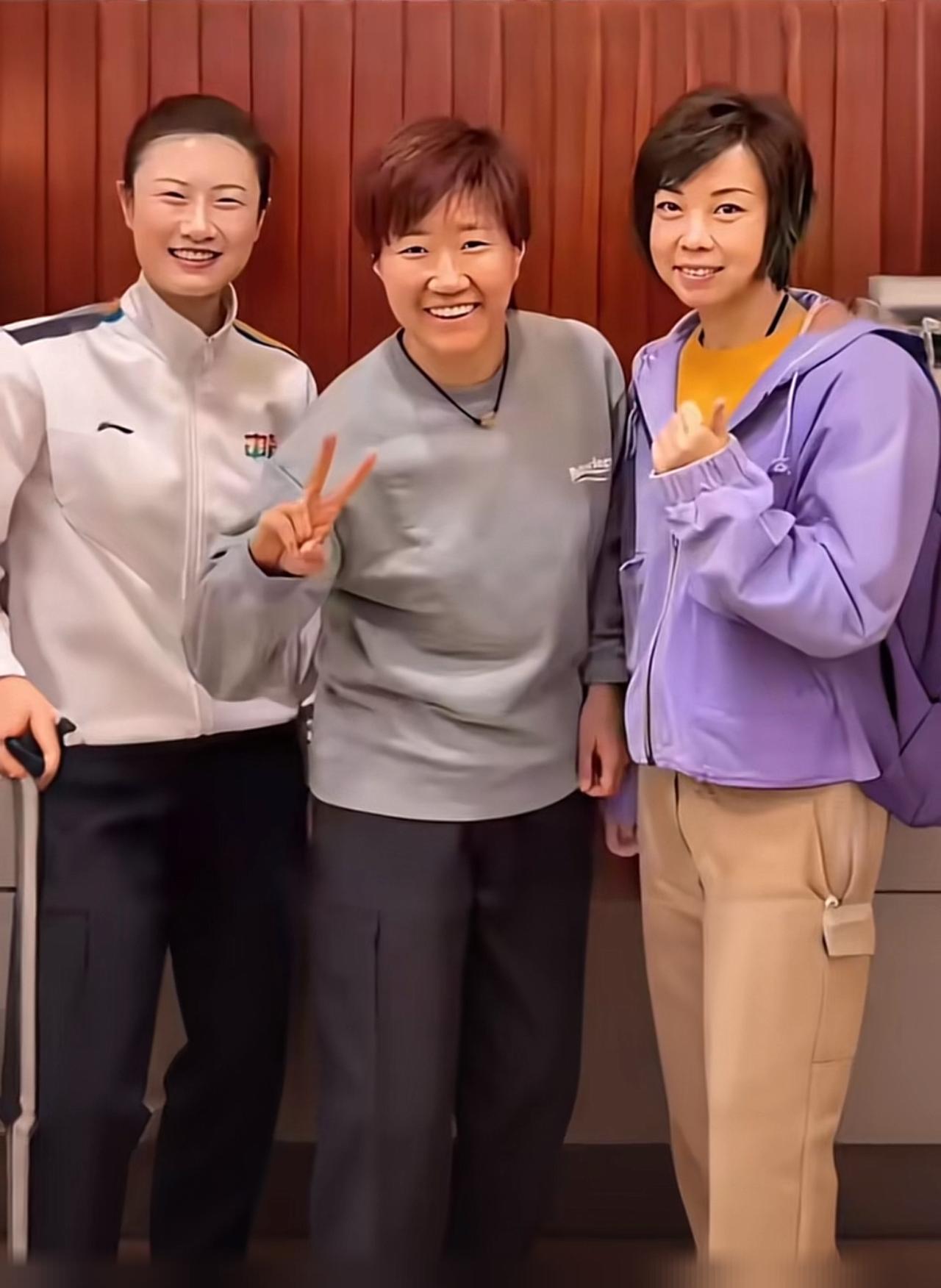 国乒三朵金花，都是世界冠军，如果你认出其中两位的，就是铁杆粉丝了