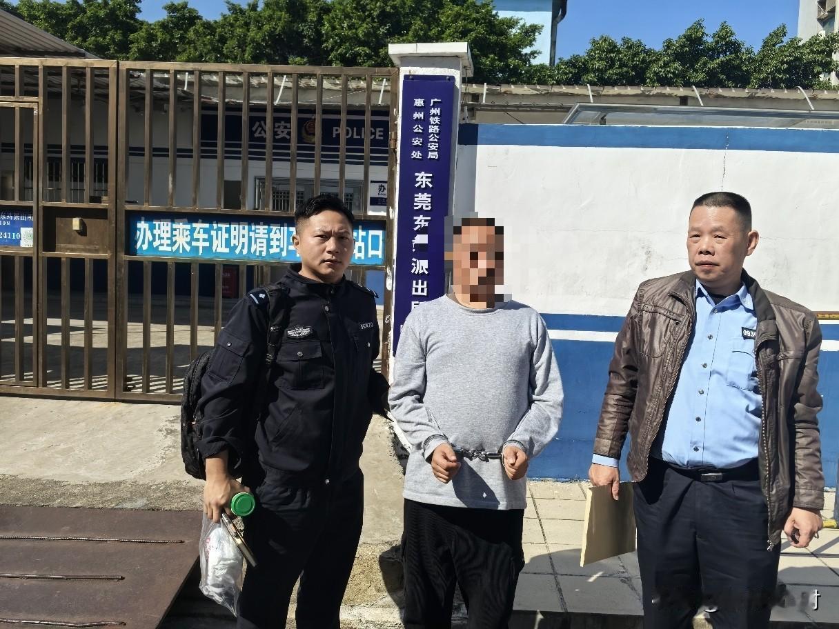 平板遗落列车座位被盗，惠铁乘警循线追踪、精准擒贼
      近日，惠州铁路公安