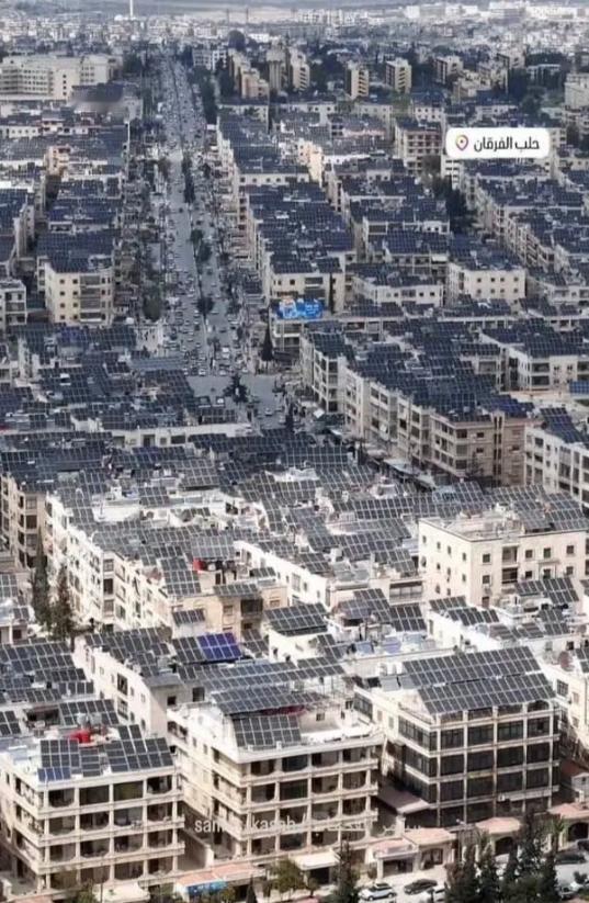 叙利亚电视台发了段视频，火了。视频里就拍了阿勒颇的楼顶，一眼望过去，全是光伏发电