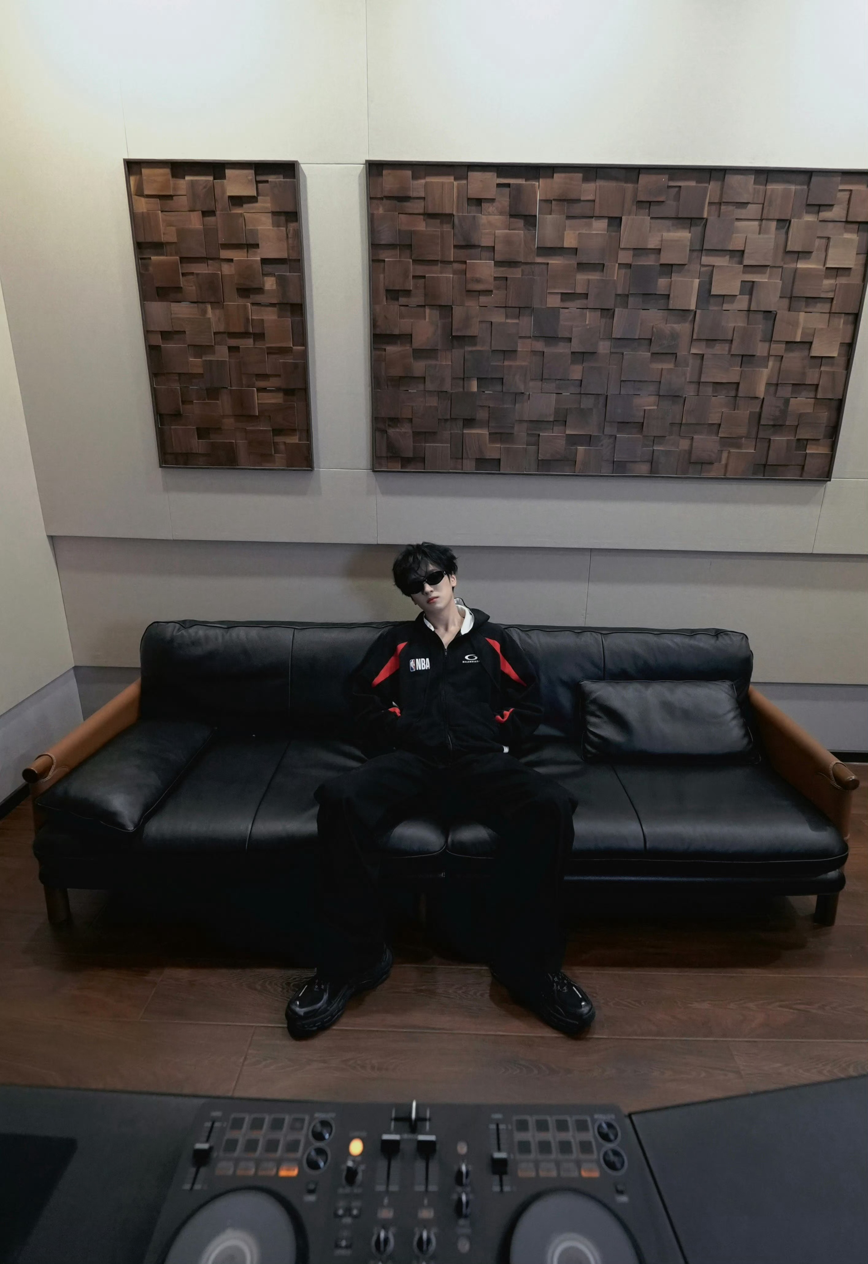 严浩翔 × BALENCIAGA 来自严浩翔的一组全新造型大片，身穿Balenc