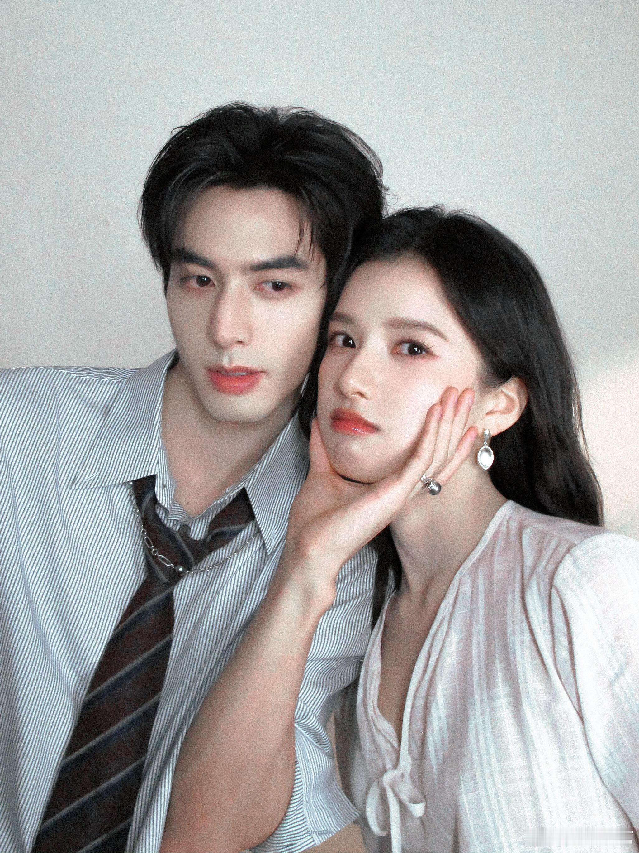 张婧仪代苗靖端水平行世界的陈异苗靖很幸福宋威龙张婧仪同步盖章，平行时空里陈异苗靖
