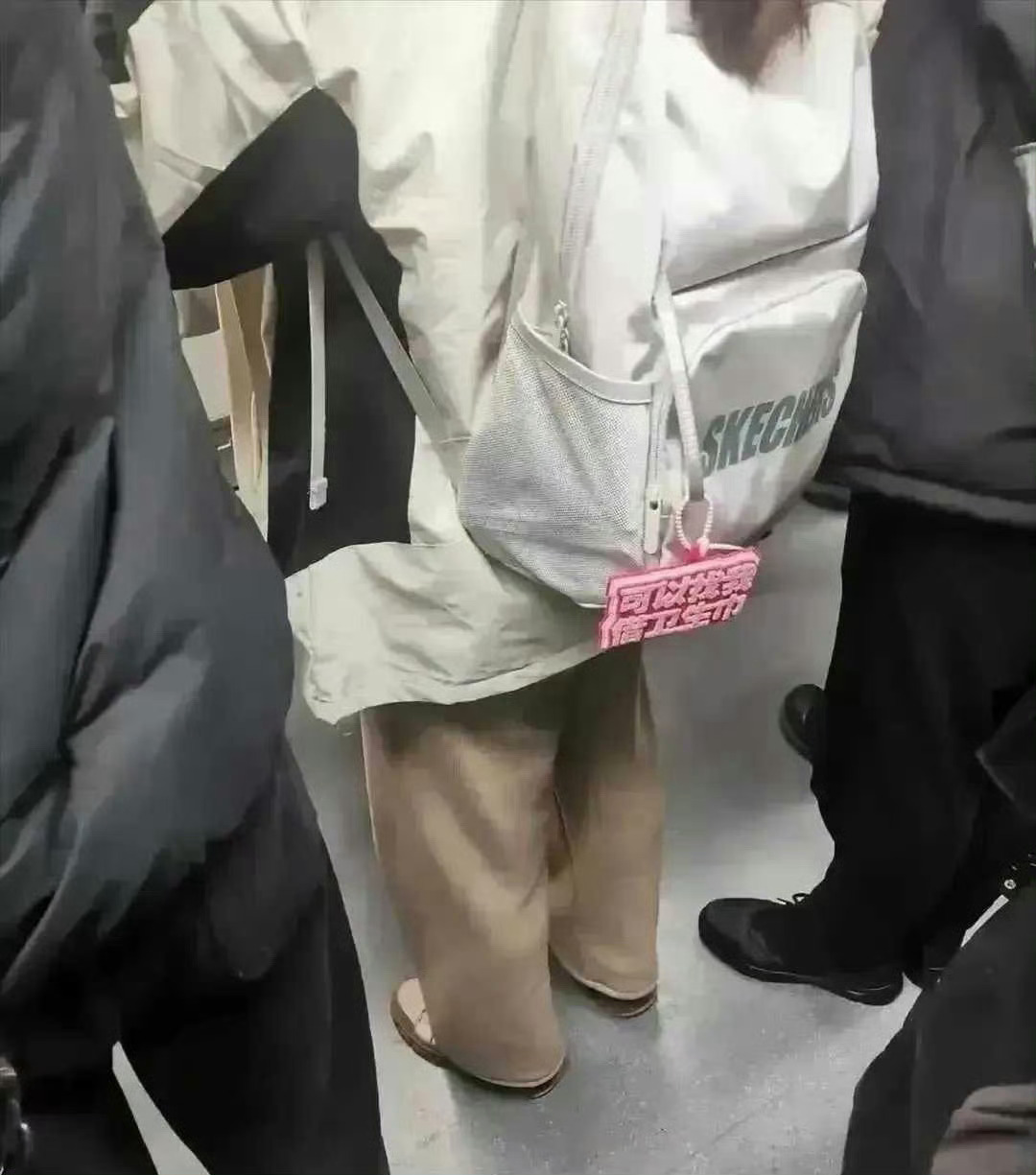 地铁上看到的，现在的小姑娘也太勇敢了 ​​​