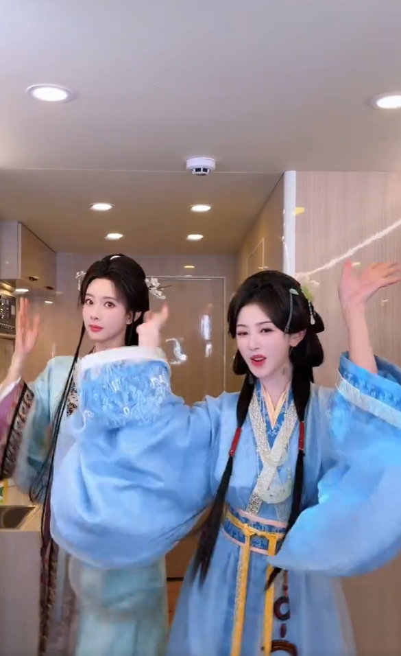 孔雪儿孟子义解锁古人跳舞名场面 水袖一甩，卡点精准；团扇轻摇，律动满分。孔雪儿和