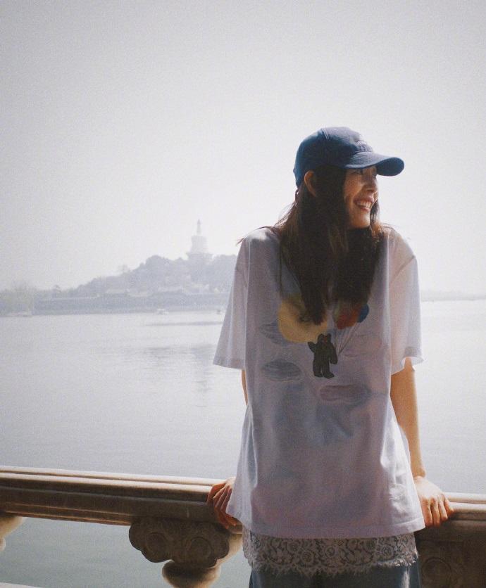 今天刘雯拍摄了一组超美的大片，这回她搭配的很靓丽，看上去年轻又漂亮。

她里面穿