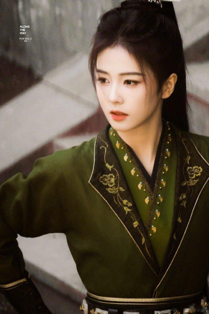 白鹿绿色古装高马尾  白鹿绿色V领古装 白鹿绿色古装高马尾，好飒，意气风发的李佩
