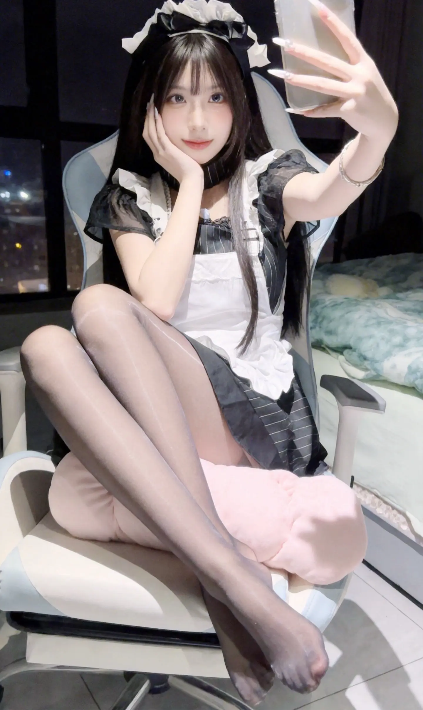 不用追赶日落，我本身就是温柔本身，软乎乎的女仆穿搭，搭配慵懒的自拍姿态...